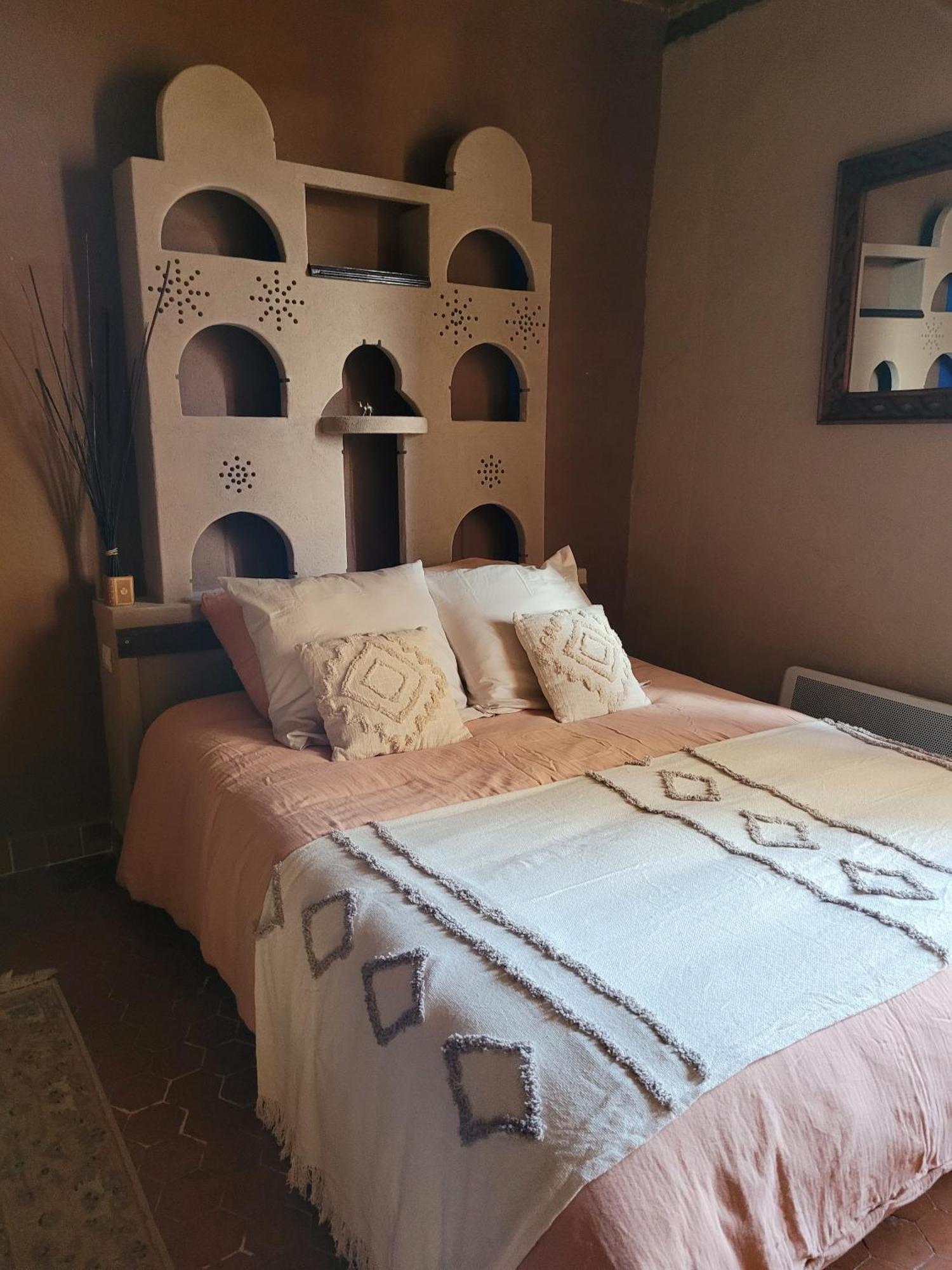 Au Puits De La Fontaine Hotell Tavernes Rom bilde