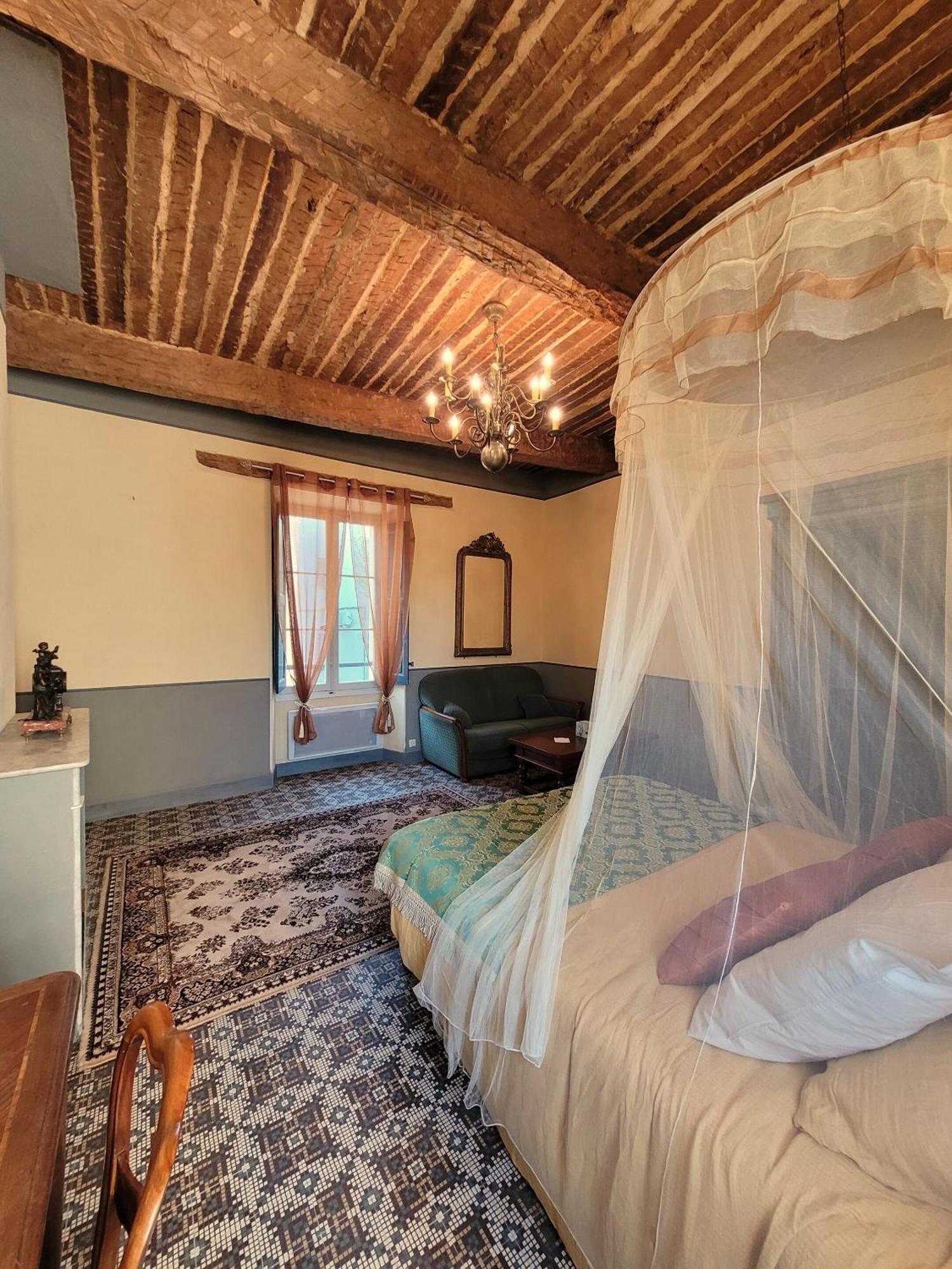 Au Puits De La Fontaine Hotell Tavernes Rom bilde