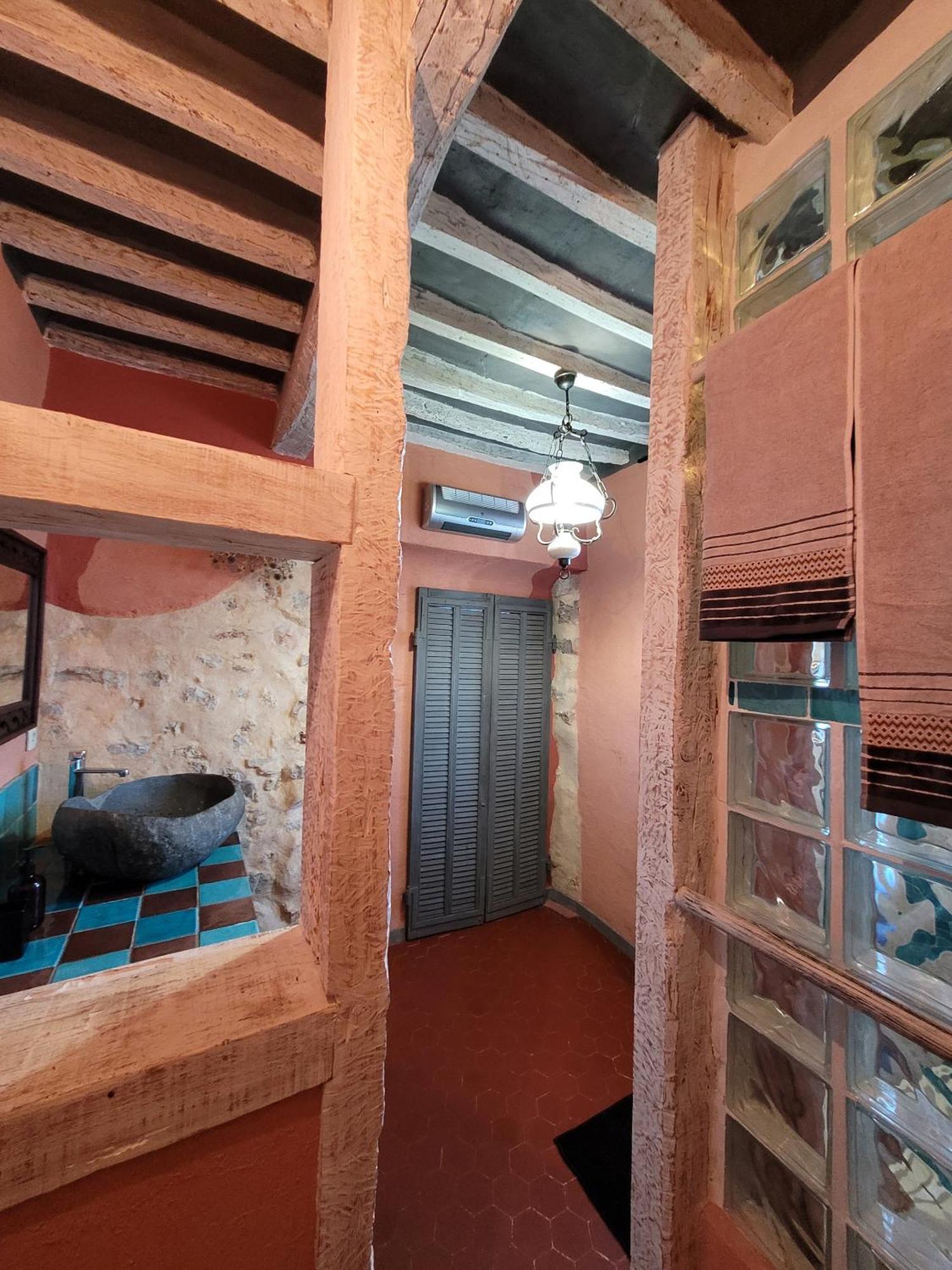 Au Puits De La Fontaine Hotell Tavernes Rom bilde