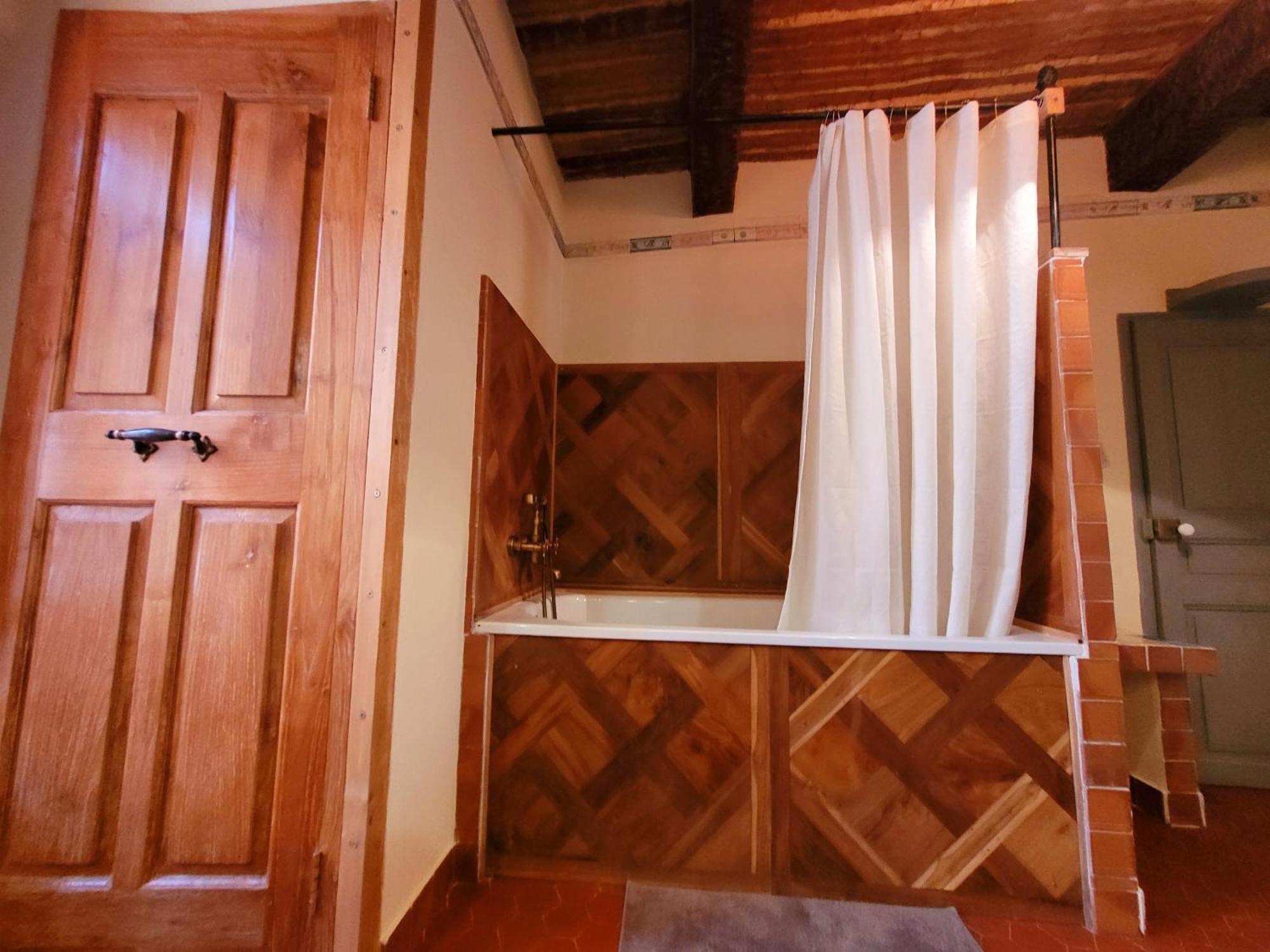 Au Puits De La Fontaine Hotell Tavernes Rom bilde