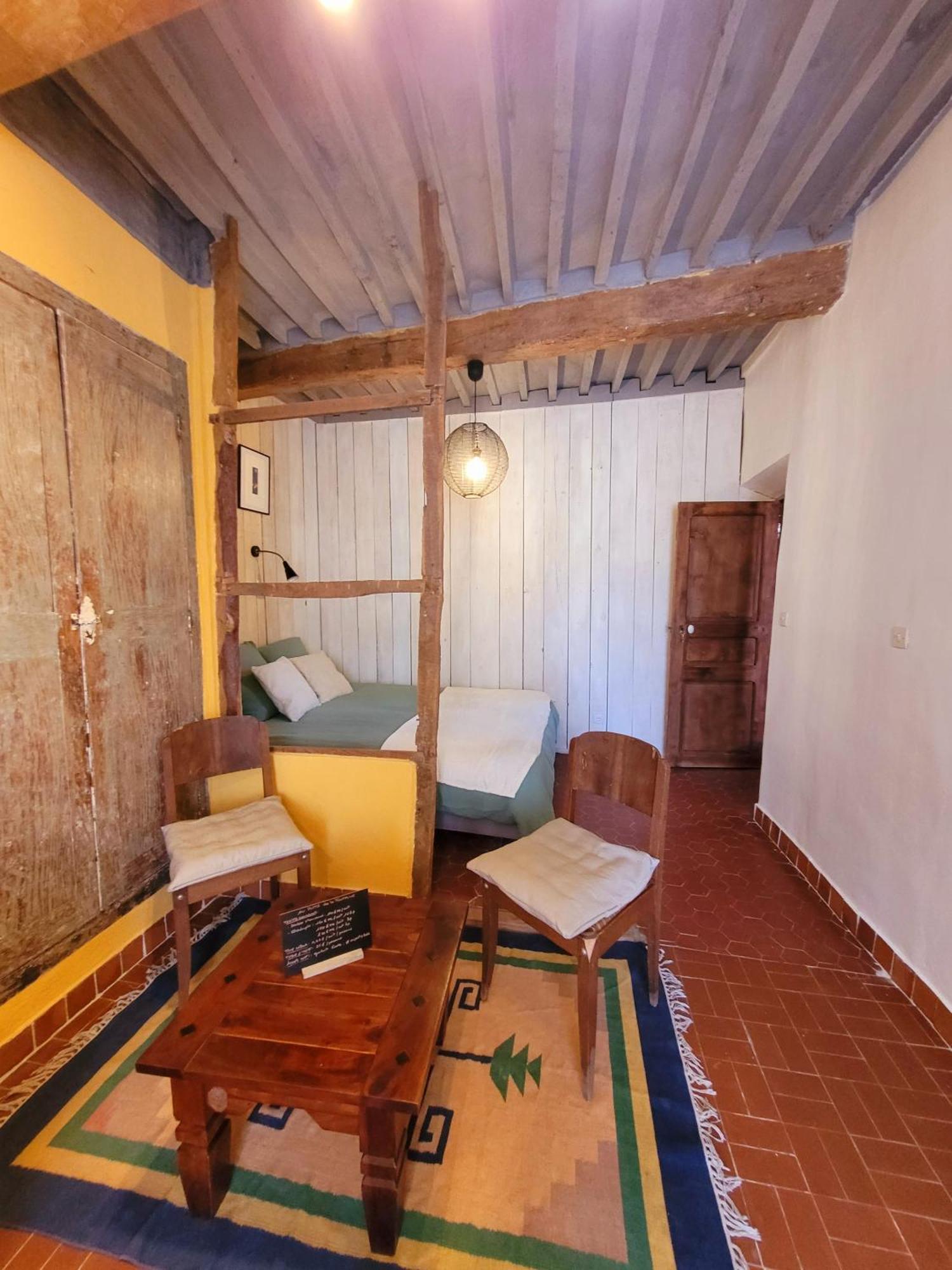 Au Puits De La Fontaine Hotell Tavernes Rom bilde